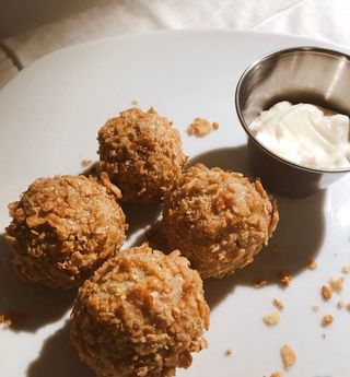 Bolitas Cremosas De Queso Tetilla Con Crujiente De Cornflakes