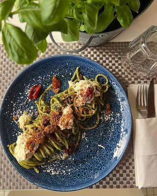 Spaghetti Al Pesto stracciatella e pomodori confit