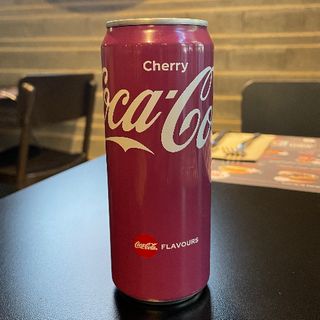 Coca-Cola Sabor Cherry lata 330ml.