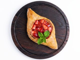 Хачапурі по-аджарськи з полуницею (250g)