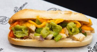 Ramoncito de pollo asado con salsa cheddar y pico de gallo 