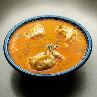 Zupa Tom Kha Hed z pierożkami rybnymi