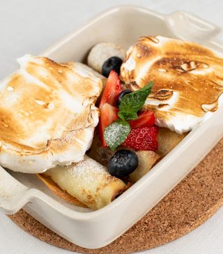 Млинці з вишнями та меренгою (160/30)