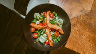Form salad with crispy chicken