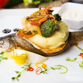 Форель с овощами