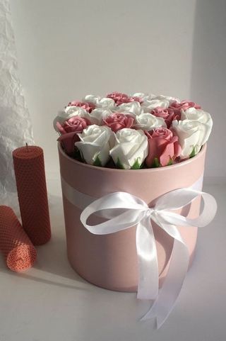 ვარდისფერი და თეთრი ვარდი