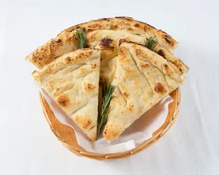 Focaccia cu parmezan si masline