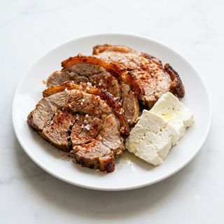 Croissant De Pata Asada Y Queso Blanco