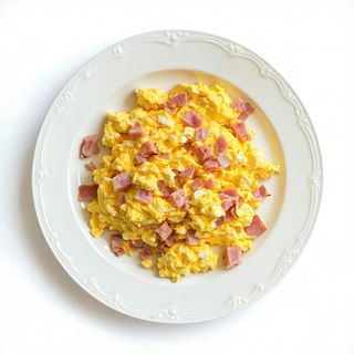 123. Plato De Huevo Revueltos Con Jamón