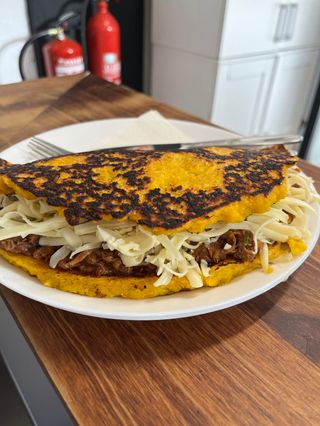Cachapa Con Carne Mechada y queso amarillo