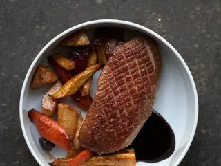 Філе качки з карамелізованими овочами (310g)