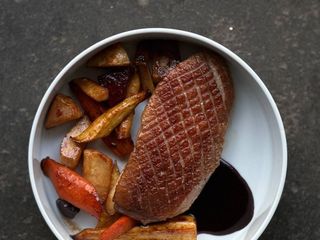 Філе качки з карамелізованими овочами (310g)