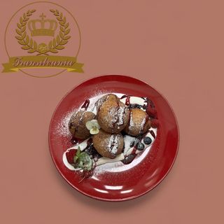 Papanași cu sos de smântână și gem de afine