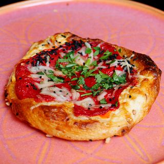 Drożdżówka z pieczoną papryką i wędzonym serkiem