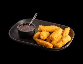Сирні палочки з медово-соєвим соусом