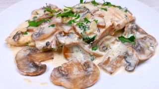 Курица с грибами в сливочном соусе