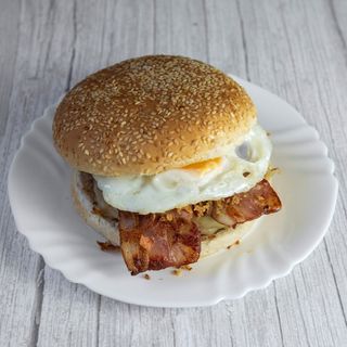 Hambúrguer com bacon, queijo e cebola frita