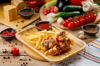 Frigărui de pui cu cartofi pai