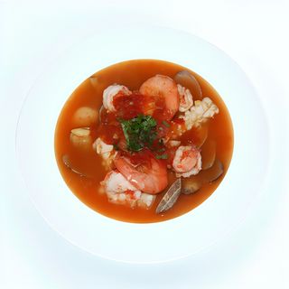 Zuppa di salmone e frutti di mare