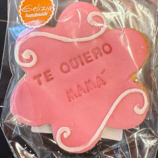 Galleta de fondant  con la escrita  "Te quero mamá"
