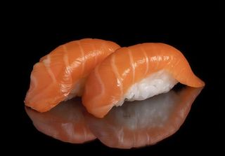 Nigiri de salmón (2 pzs.)
