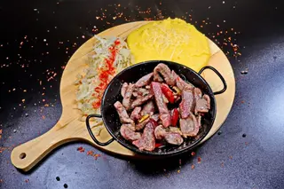 Pastramă de miel la tigaie si cartofi la cuptor si muraturi asortate