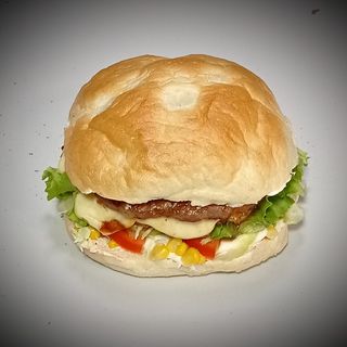 Royal pljeskavica sa DIMLJENOM SUVOM SLANINOM I SIROM