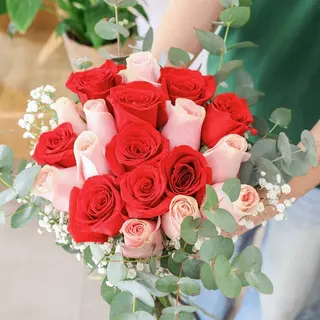 Ramo de 20 rosas rojas y rosas · Montserrat Mixt