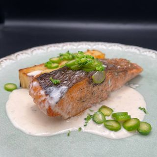 ЛОСОСЬ З КАРТОПЛЯНИМ ГРАТЕНОМ (150/50г)