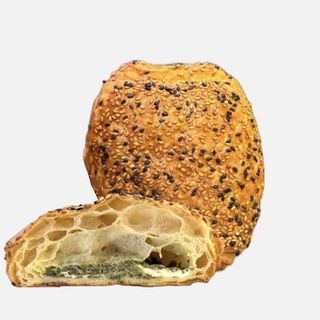 Булочка зі шпинатом, крем-сиром і фетою