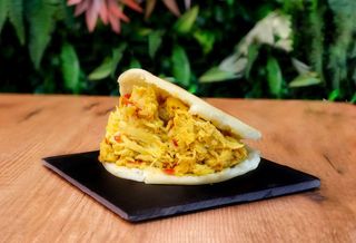 Arepa pollo guisado