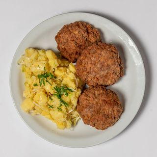 Пържени кюфтета 3 бр. с картофена салата (400г)