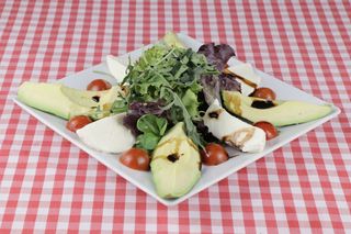 Ensalada de aguacate con mozzarella tomates cherry rúcula (vinagreta)