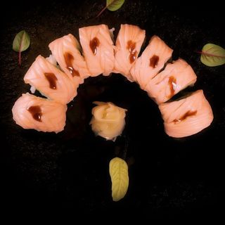 Саке урамаки с печена сьомга, авокадо, унаги сос (8бр)