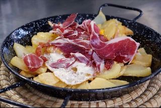 Huevos Rotos con virutas de jamón ibérico