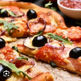 Pizza jamón cerano aceitunas negras