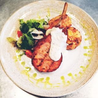 Cotlet francez de porc cu sos de mustar si cartofi gratinati