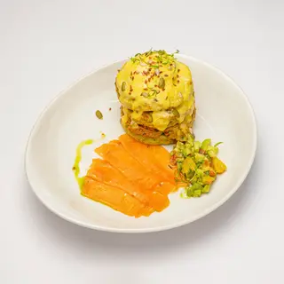 Зеленые оладьи с форелью, яйцом пашот и гуакомоле
