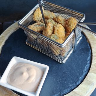 Мідії фрі з гострим соусом (140/30)