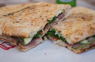 Pizza ripiena con mozzarella fior di latte e pomodoro