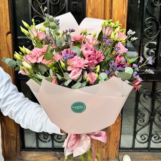 Sweet Harmony - Lisianthus, Claveles & Toque De Eucalipto