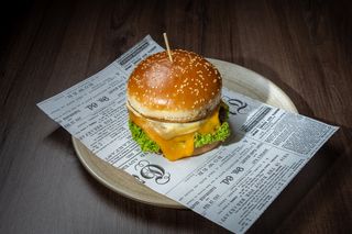 Cheddar Bacon Burger cu cartofi prajiti