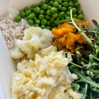 PIATTO BILANCIATO CON UOVA STRAPAZZATE