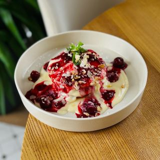 Панкейки з ванільним кремом та ягідним кюлі