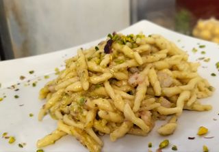 Strigoli con ciliegino, spada e gamberetti