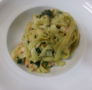 Tallarines con aceite de oliva virgen extra, ajo, gamba y espinacas