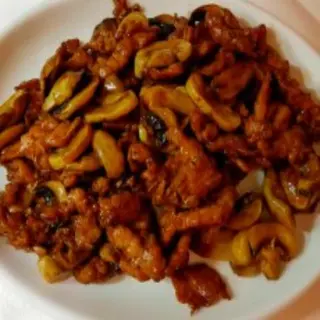 Pollo con champiñones y ajetes