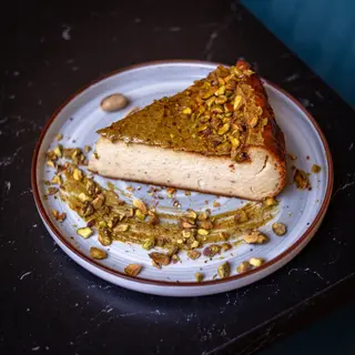 Tarta de queso con pistacho (ración)