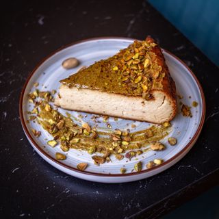 Tarta de queso con pistacho (ración)
