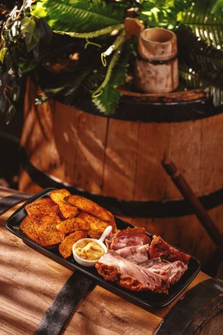 შებოლილი ნეკნი მექსიკური კარტოფილით